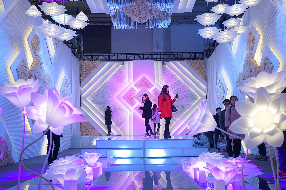 设计服装表演整体舞台时应考虑哪些因素