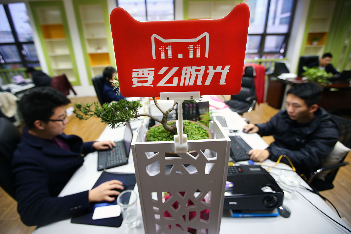 2015年11月11日,江苏南通,一家以80,90后为主的年轻人组成销售帽饰的