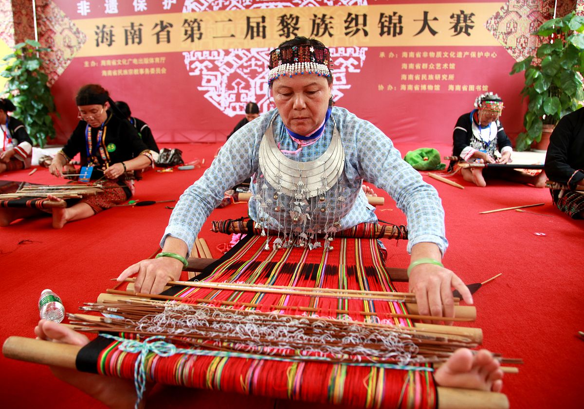 2010年6月12日,海南省博物馆,织锦选手展示黎族织锦技艺.