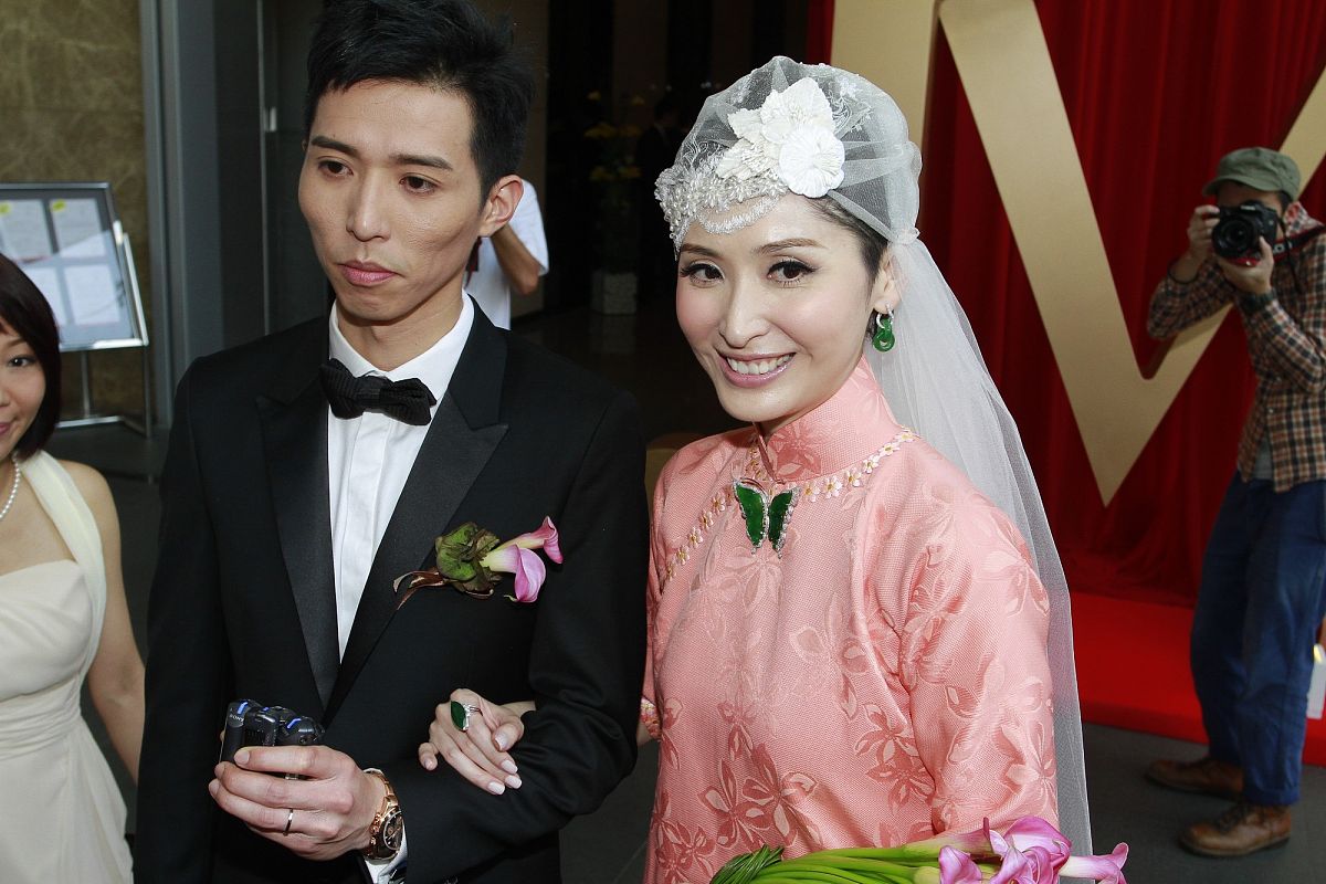 2011年10月22日,香港,美女主播陈贝儿下嫁m先生(贝儿对准夫婿的称呼).
