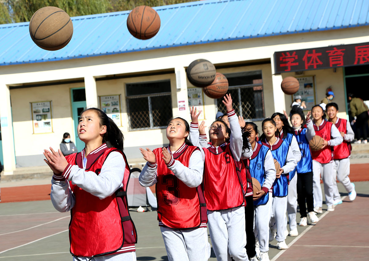2020年11月3日,江苏连云港,学生们在操场上展示特色体育训练课.