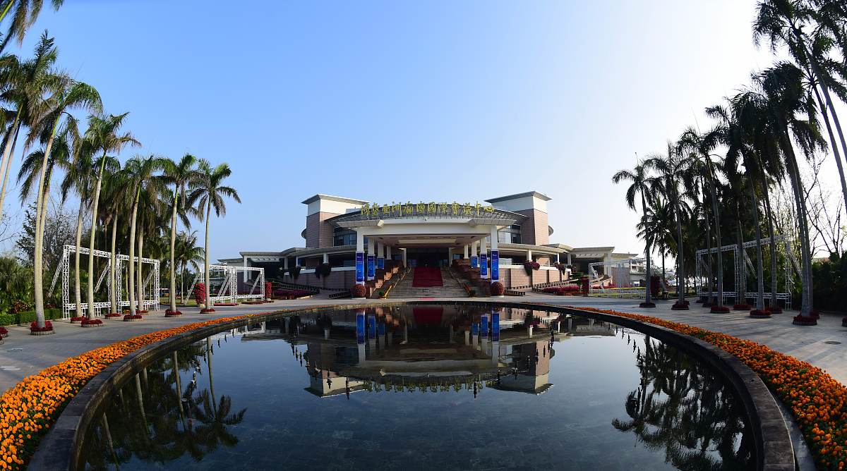 帮我降重句子意思不变丰富海口的人文环境1传统文化2游憩休闲3发展变革