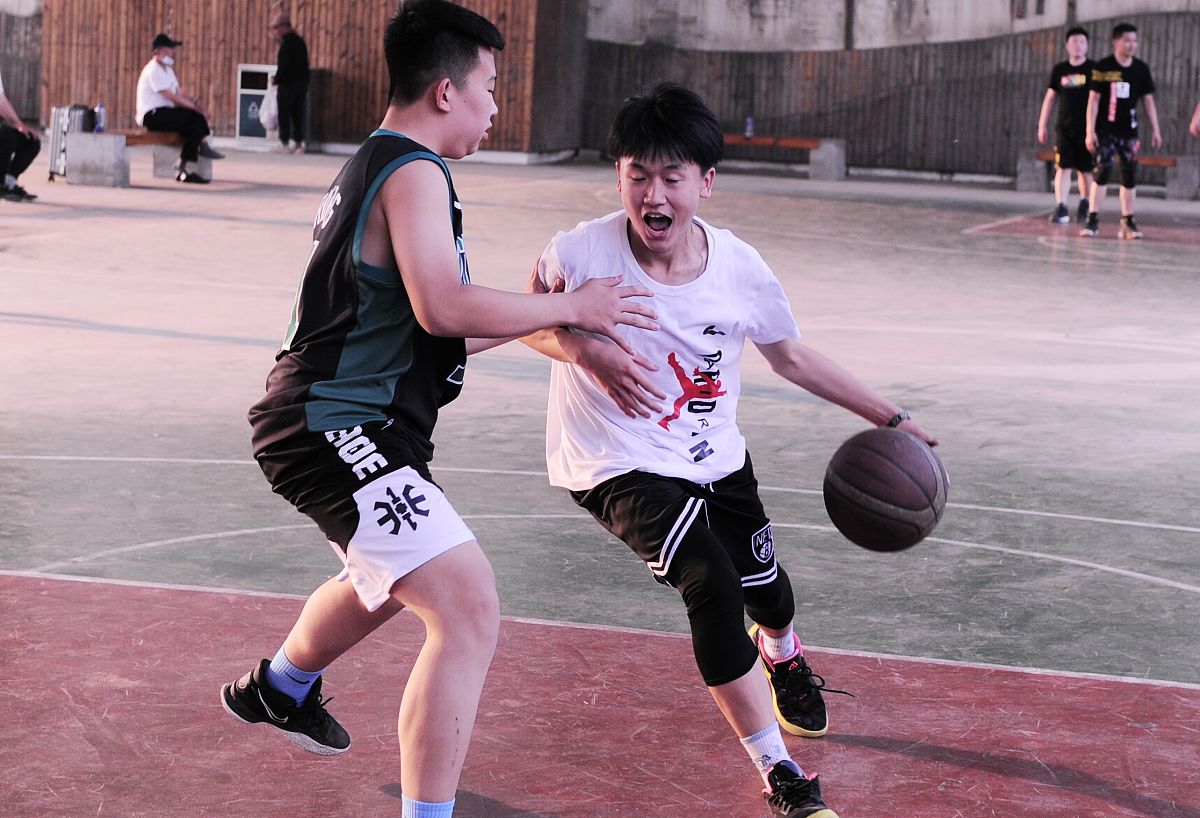 主题班会为《学习感动中国人物黄大发的先进事迹》班会目标：学习时代楷模黄大发的先进事迹感受楷模人物至诚报国的爱国情怀。教育学生在新学期学习拼搏精神厚植爱国情怀勤奋学习努力拼搏只争朝夕不负韶华用实际行动报效祖国。根据班会主题和班会目标写一篇班会记录