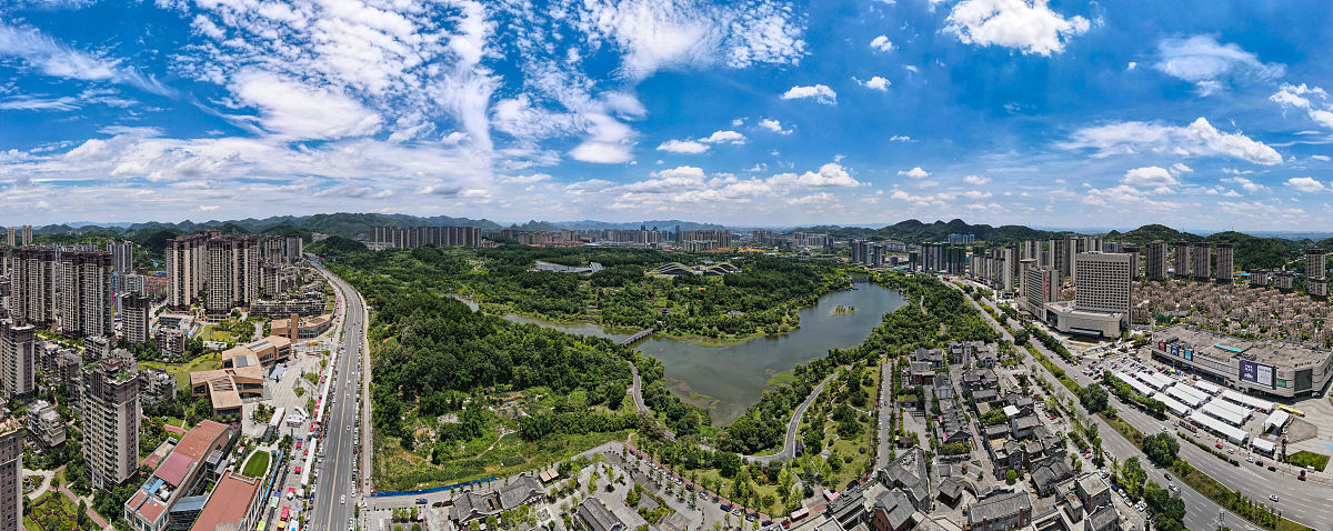 2021年7月11日,贵州省遵义市,蓝天白云,城市优美.