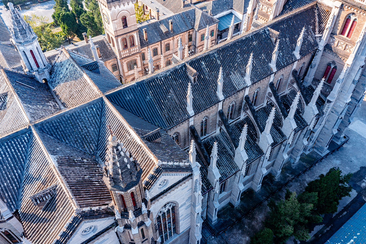 请比较中西方建筑中的社会文化背景对建筑风格的影响的论文要求语句通畅引经据典真实可信不要胡编乱造不少于1200字