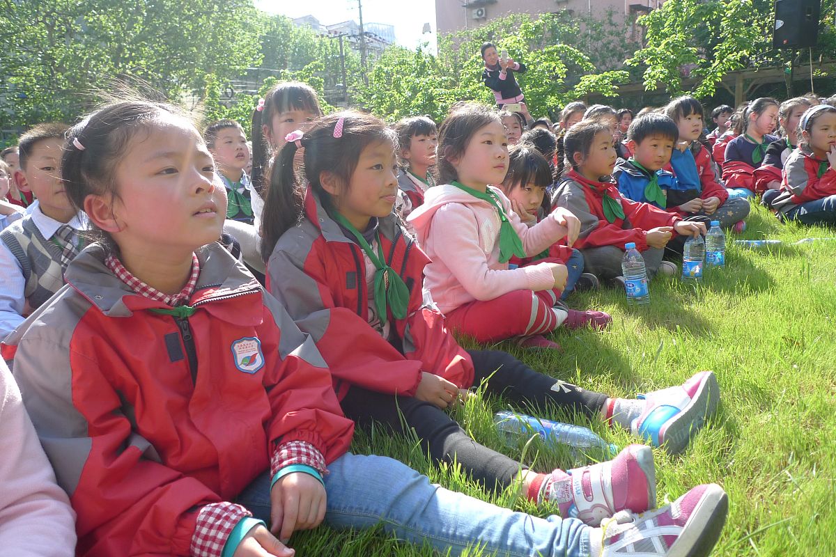 2015年4月23日,上海一小学举行"草地音乐会",学生们正在认真观看表演.