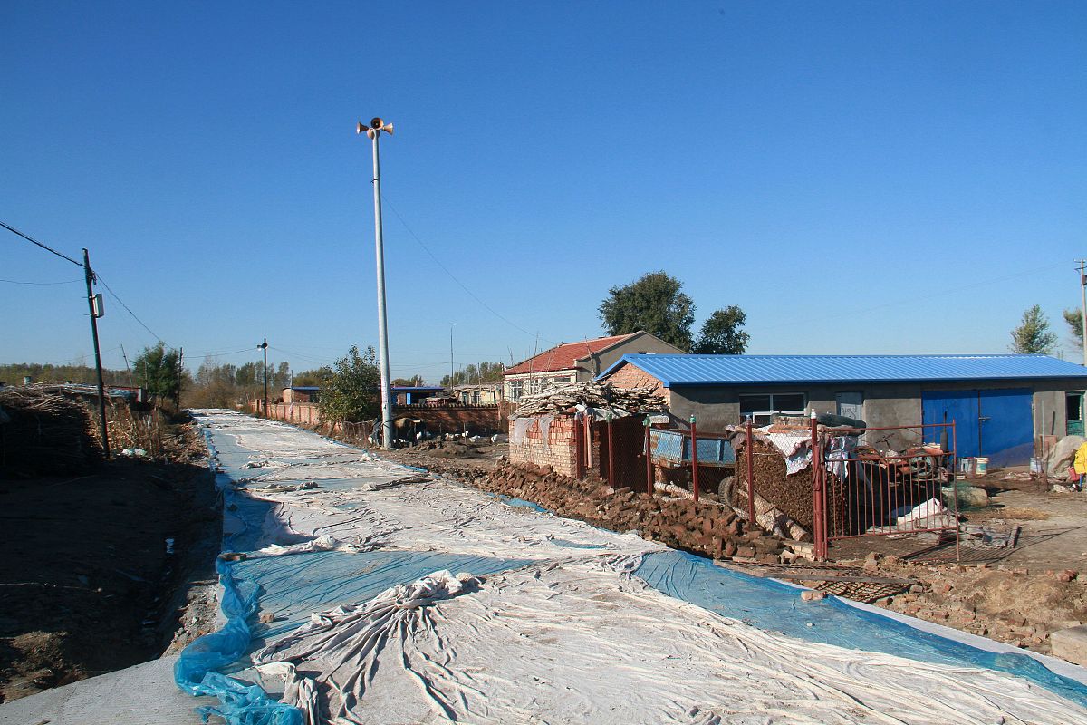 宁城县沙子地村村委会帮我用200字详细描述