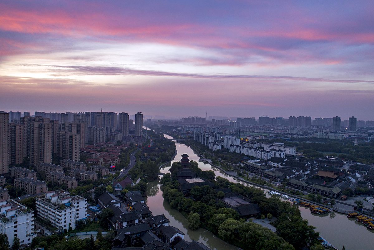 2020年8月20日,江苏省淮安市里运河上空的美丽朝霞.一夜雷雨过后,淮安