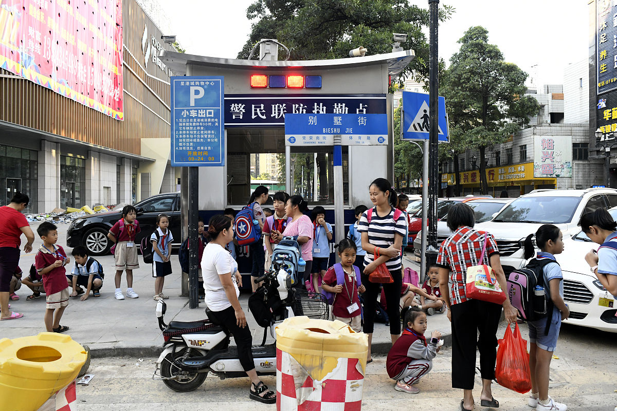 改写成文章：一个景区两天内民警找回23个孩子这届家长的心有多大 警方提醒节假日期间人流量大大人带孩子外出一定要尽到监护职责看管好孩子。