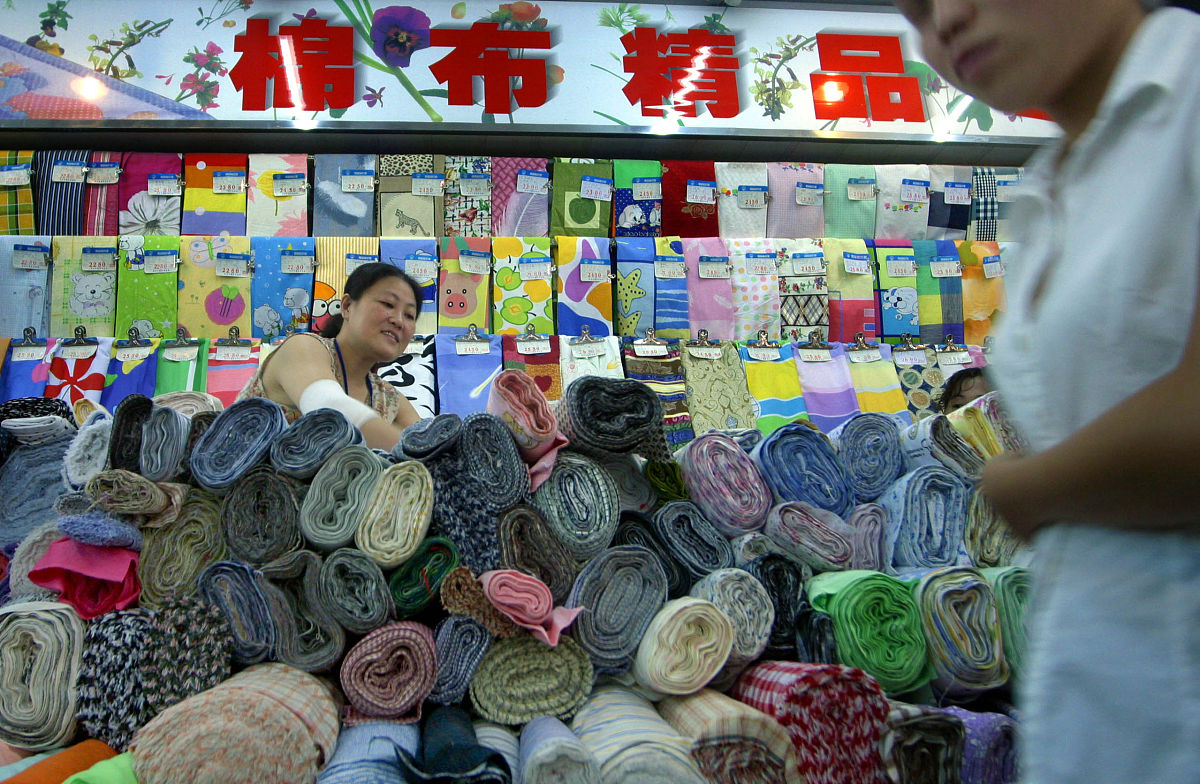 2007年08月30日,江苏省南京市,一家布料城里销售棉布和花布纺织品吸引