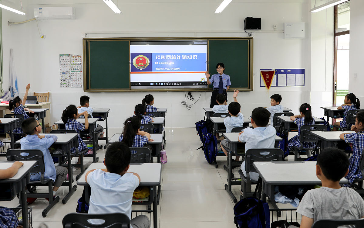 计算机科学与技术4班举行了普法教育主题班会请写一篇八百字宣传稿