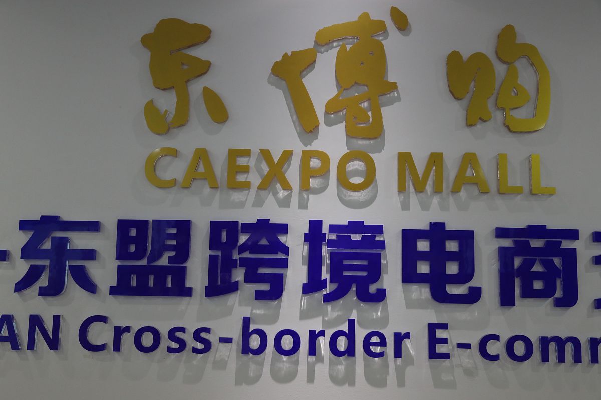 写一个跨境电商的每天运营工作的计划。10000 个字。详细的描述。