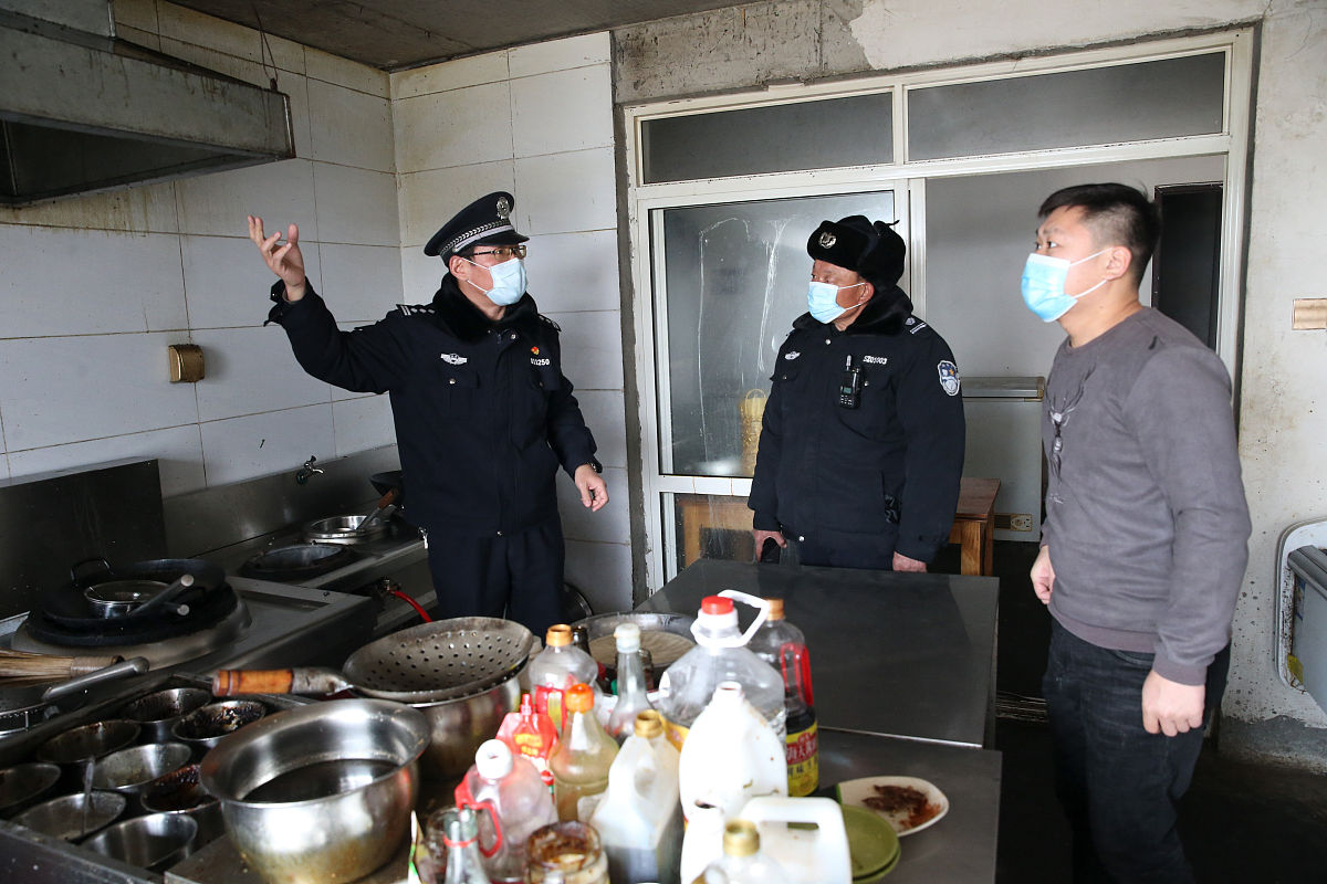 如果要饿死了去公安局食堂偷吃了100多个饺子会被判什么罪？根据这个话题给我写一篇文稿