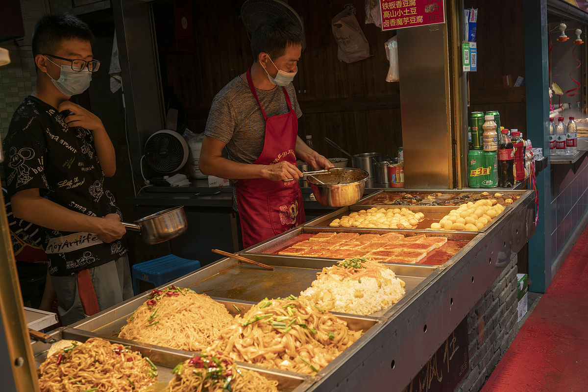 给我写一串300字林黛玉卖炸串的台本。