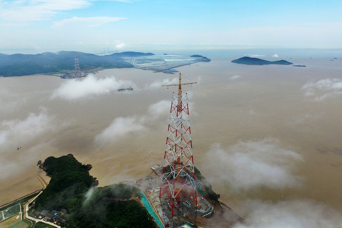 2018年6月29日,浙江舟山,位于舟山市册子岛的380米世界第一输电铁塔组