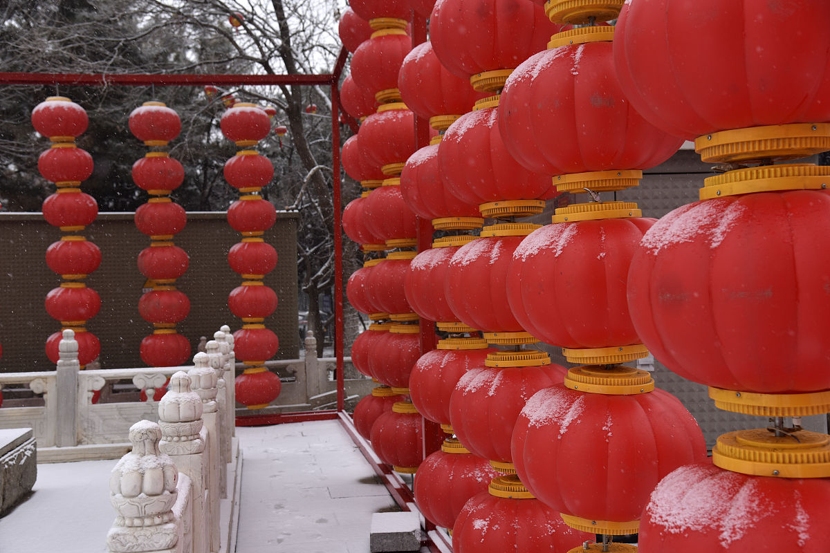 2021年1月25日,北京,迎降雪天气,雪中的红灯笼在白雪映衬下格外好看,