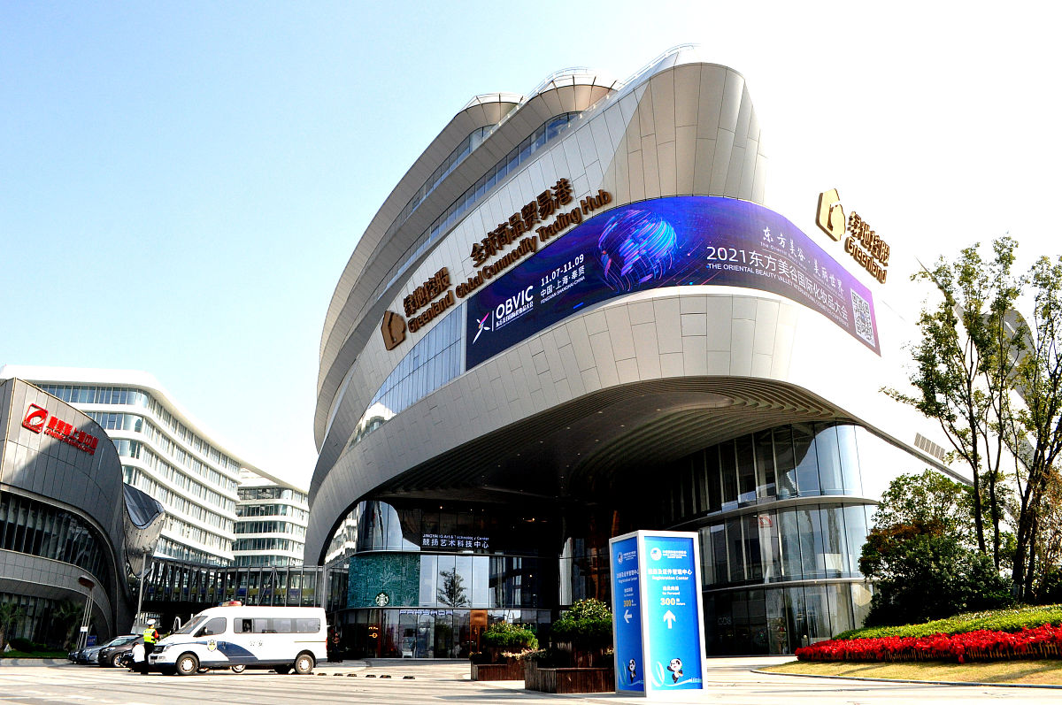 丰富探店词今天我们带大家普丽尼他们开在了吴江红星美凯龙二楼。一起去打个卡吧普丽尼产品设计灵感多来自于全球设计之都米兰选用了美国红橡的产品主材并融入当下流行的烟熏灰搭配将意大利设计精髓与生活方式完美结合中国消费市场。以极简的现代艺术典范与西方古典文化进行冲撞融合产品丰富更多地融入功能性和实用性概念充分地结合了人体工程学的设计原理使产品的舒适性和体验性得到极致地提升。特别是当下主流色彩的运用让整体空间