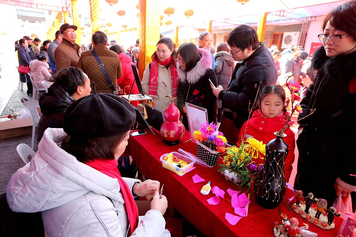 帮我写星期天的周班会总结 我叫张思琪是班长 物流运输专业 我需要总结课堂及学校社团活动