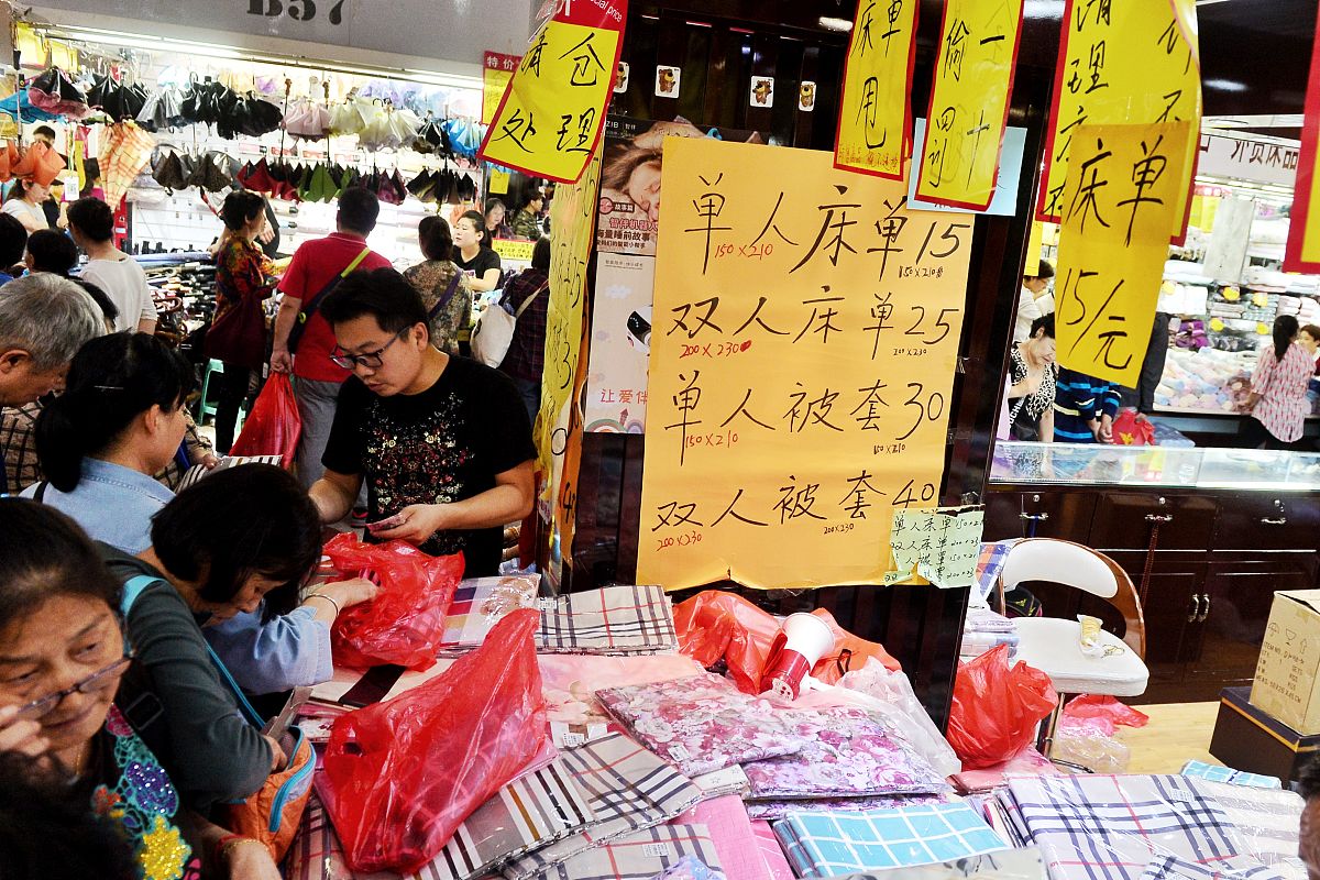 2018年9月27日,北京官园批发市场进入关门闭市倒计时,商家清仓大甩卖,