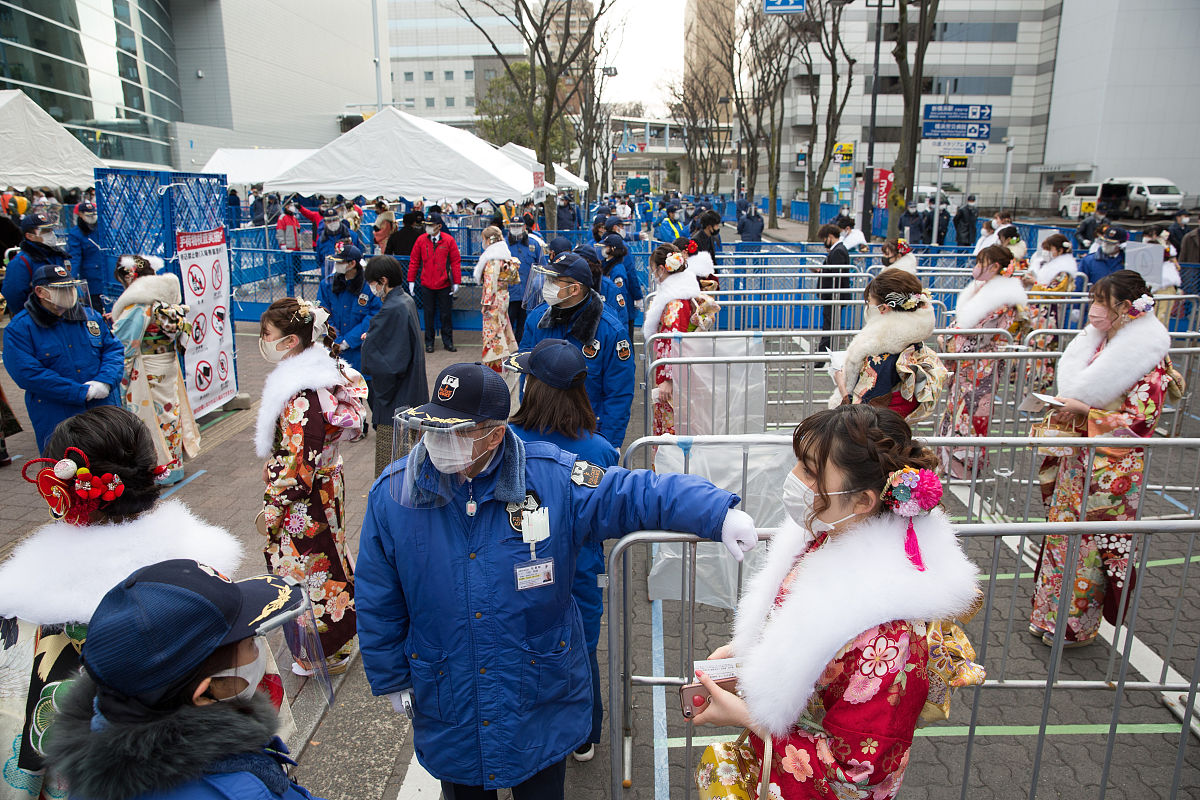 当地时间2021年1月11日,日本横滨,当地少女们盛装庆祝"成人日".日本迎