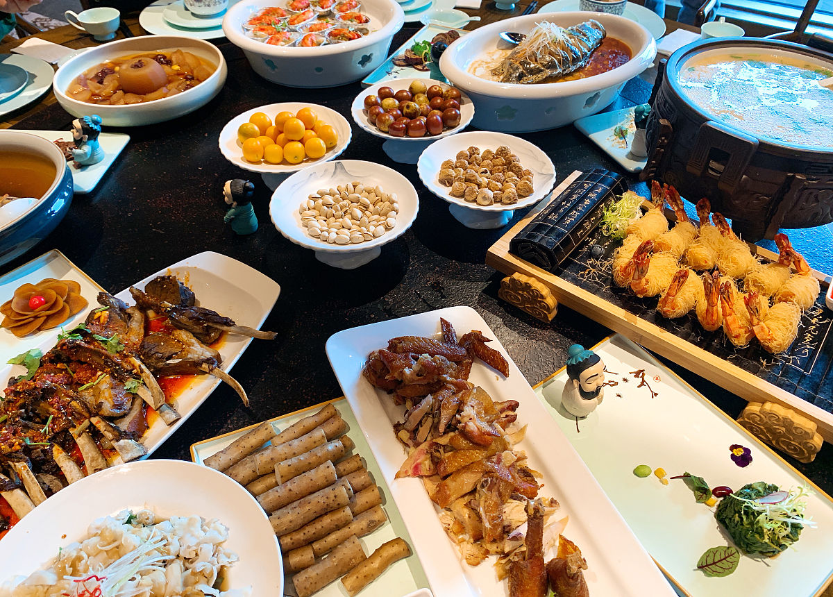 我想建一个旅游攻略类的网站，请帮我设计8个菜单，并各写一段简介，并翻译为英文。