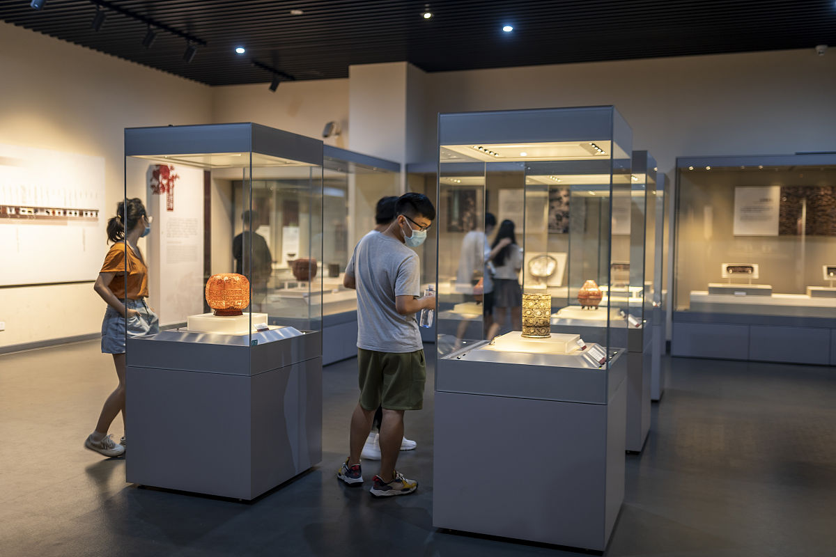 2021年9月4日,杭州,浙江博物馆"重华绮芳"宋元明清漆器艺术陈列展吸引