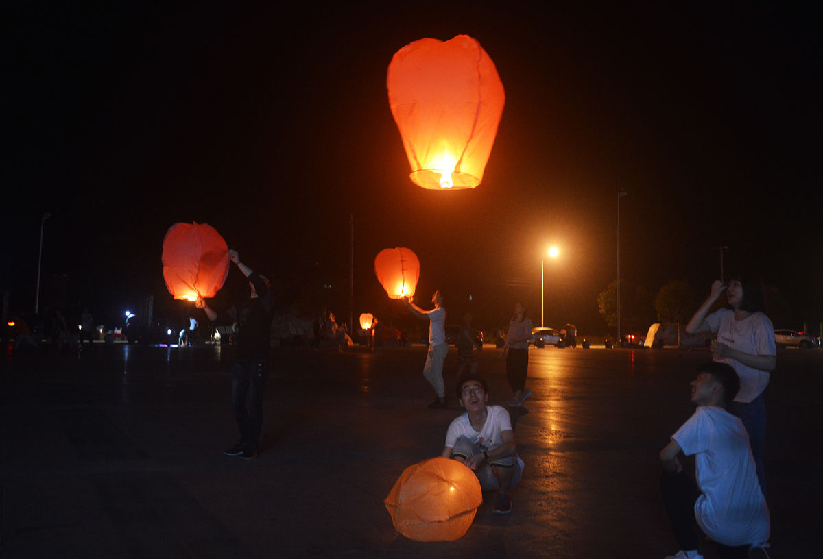 梦见朋友家在跳花灯