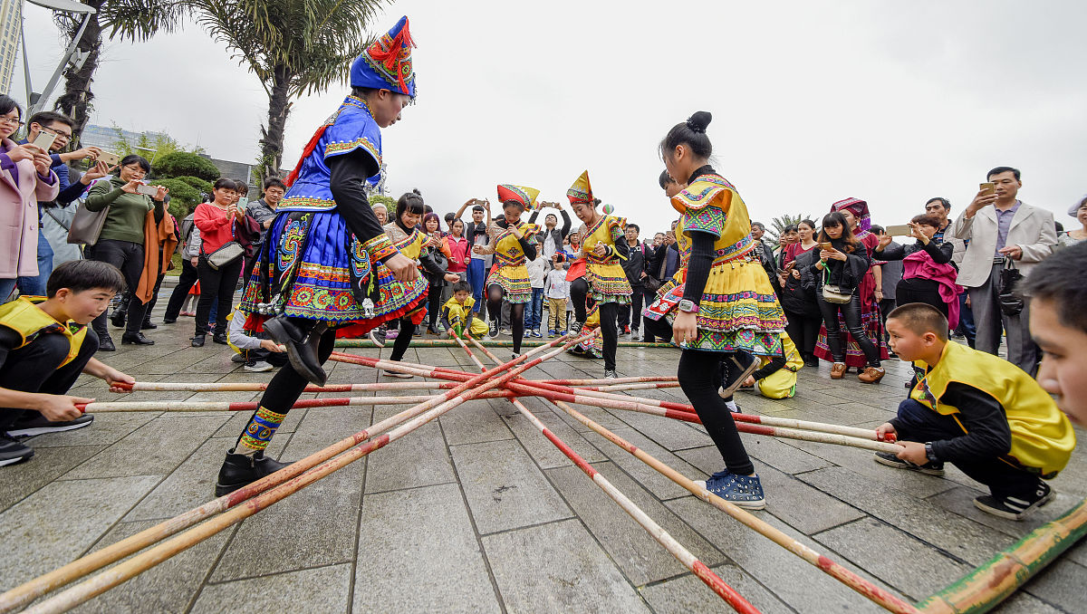 写一个介绍土家族撒叶儿嗬习俗的500字的文案