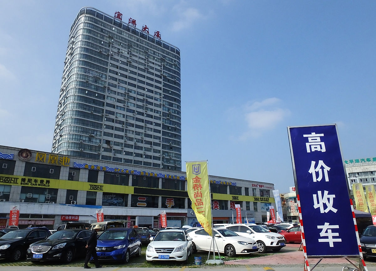 2019年4月12日,湖北宜昌市发展大道,宜洋二手车市场.