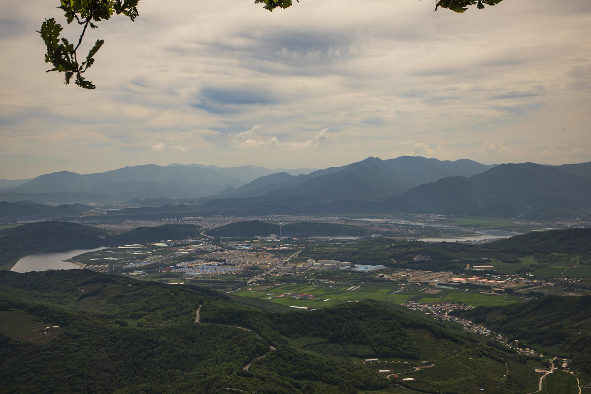 2021年7月23日,在辽宁省本溪市桓仁满族自治县五女山,俯瞰桓仁八卦城.
