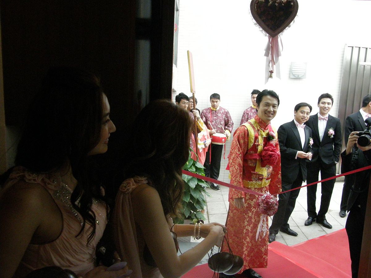 婚宴现场新人需要鞠躬致谢吗？