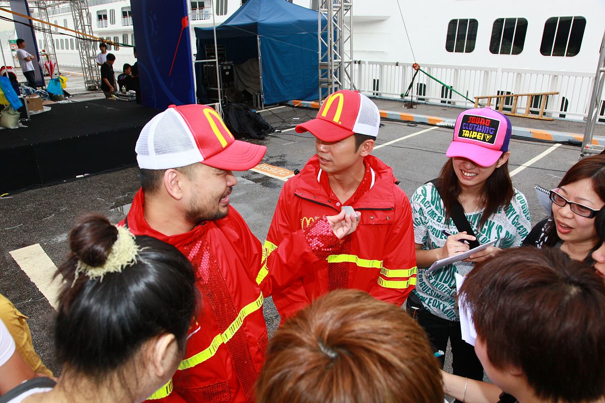 2009年6月12日,香港,众明星麦当劳的全新"外卖专线"服务记者会.葛民辉