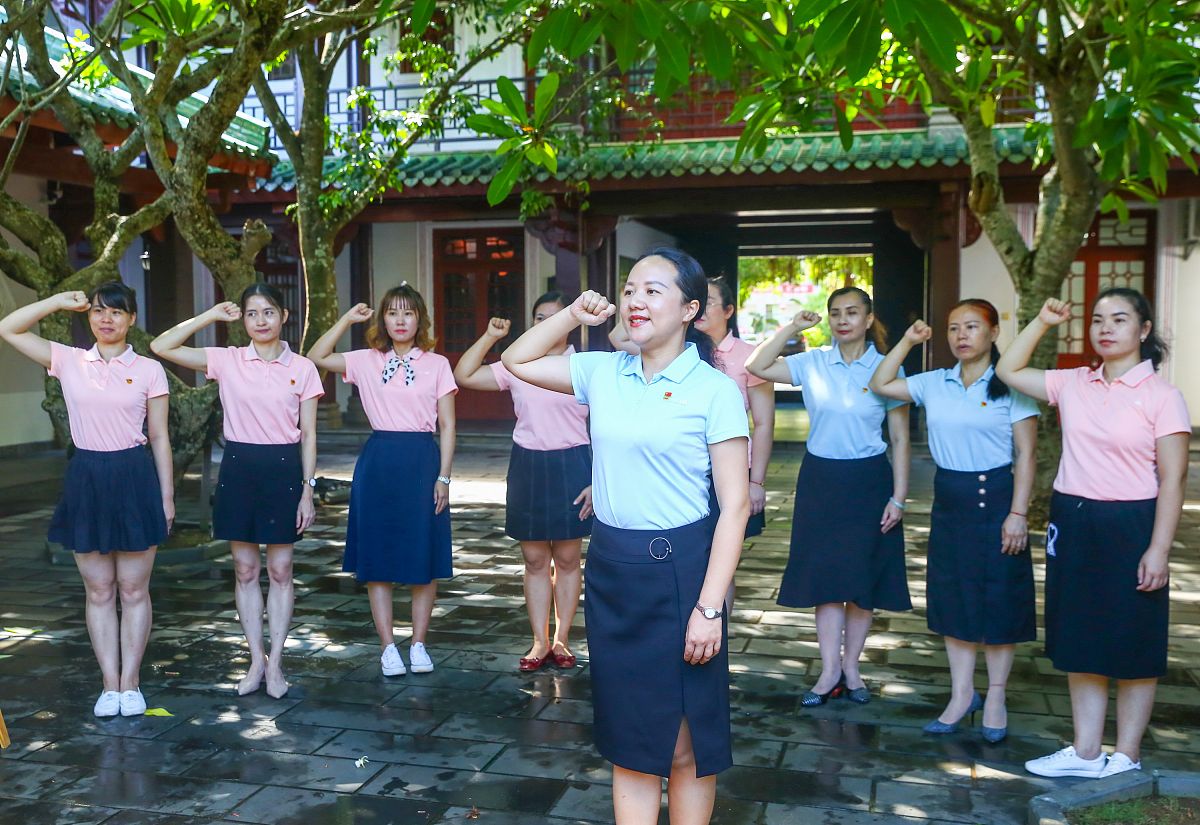 请撰写一份奋进新征程志做大先生师德主题教育征文