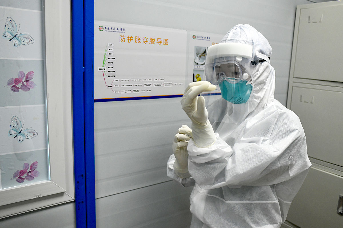 五、实验室内部管理1实验室应当定期进行放射性污染检测确保实验室环境的安全。2应定期进行人员的放射防护知识培训增强人员的防护意识。3对于不遵守安全规范的人员应当进行教育并记入档案严重的情况下应当暂停其在实验室的活动。将实验室内部管理扩充为150字