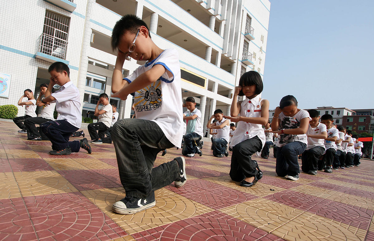 请你以月光落花美人为题创作一首唐诗