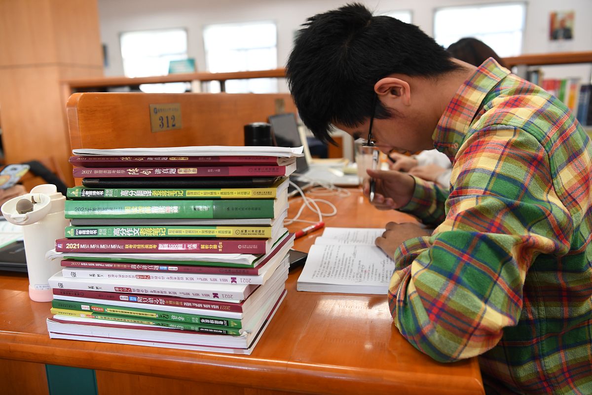2020年11月13日,上海,在华东理工大学跃升阅览室,一名同学的桌子上堆