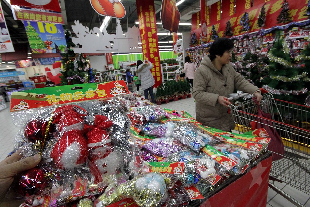 2016年12月09日,江苏省南京市,超市入口处,圣诞树及各种圣诞卡通玩偶