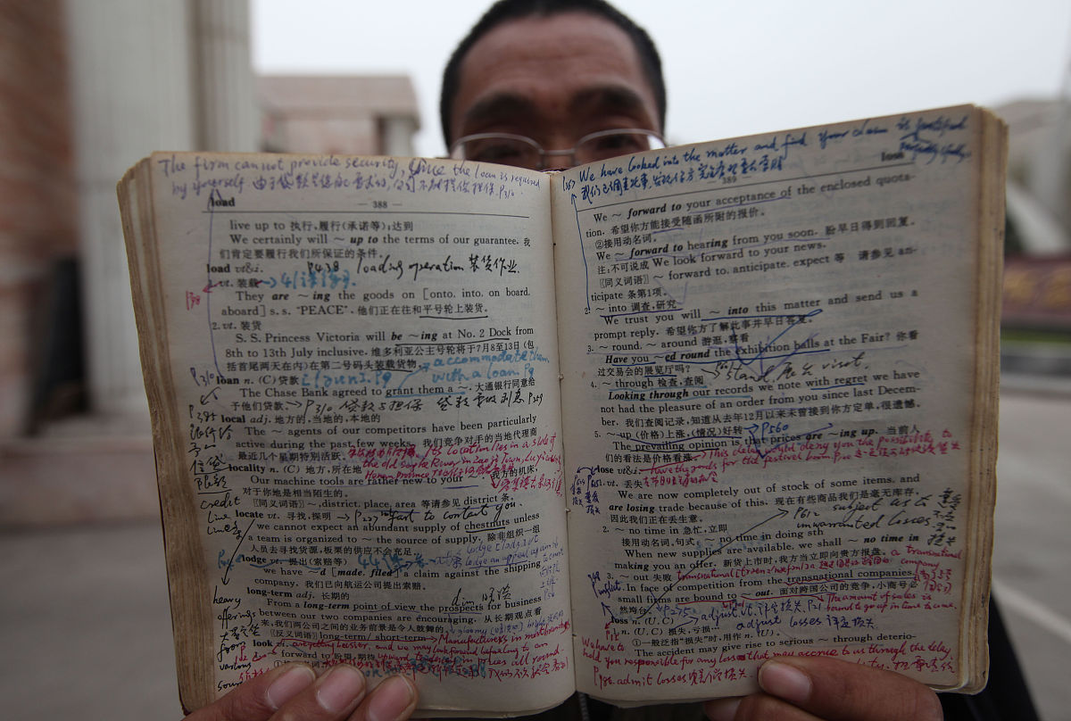 给aurora写一段语文学科的评语。及时记录作业要求 认真完成作业作文详略安排不当