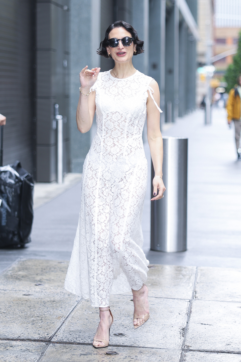 一不小心闯入蕾丝少女的世界精致少女携优雅长裙款款而来。根据以上内容帮我撰写一篇秋日浪漫裙子穿搭文案以描述服饰细节为主题服装类型：轻薄花边蕾丝精致感立领优雅长裙、细闪亮片点缀蕾丝礼服裙女孩端庄优雅、复古欧洲浪漫蕾丝长裙