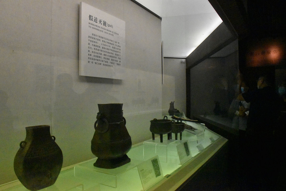 我从南京出发想参观距离在500公里以内的主要介绍青铜器的博物馆。有哪些推荐他们都在哪个城市？