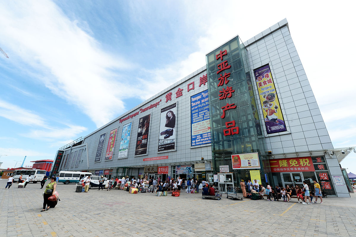2018年08月01日,游客在中哈合作中心里面可以感受一区跨两国的优势,体