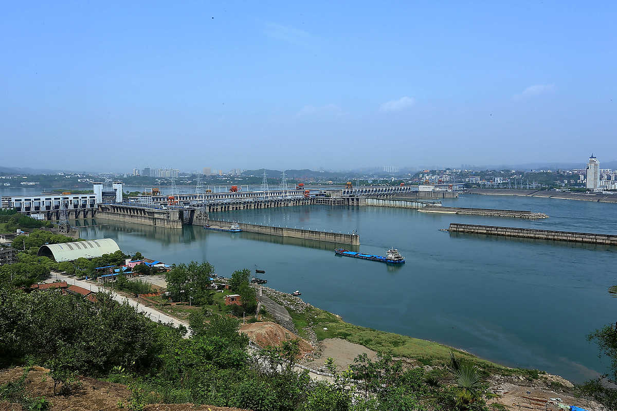 2014年4月27日,湖北宜昌市,货轮驶入长江葛洲坝船闸.(资料配图)