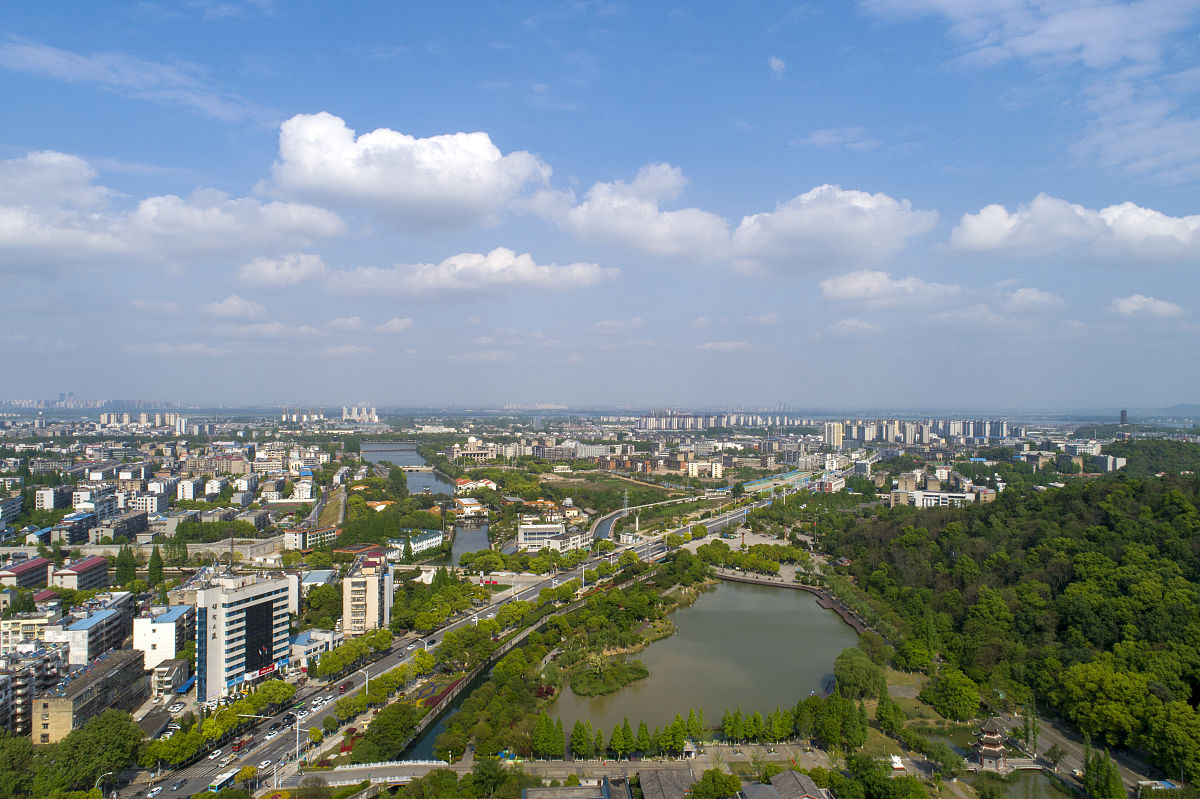 2021年4月19日,湖北省襄阳市,航拍襄阳古城城市风光.