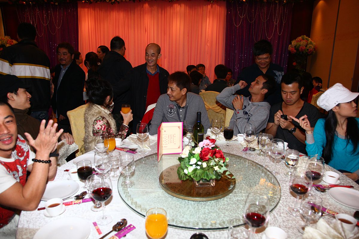 朋友归来，举杯庆祝！