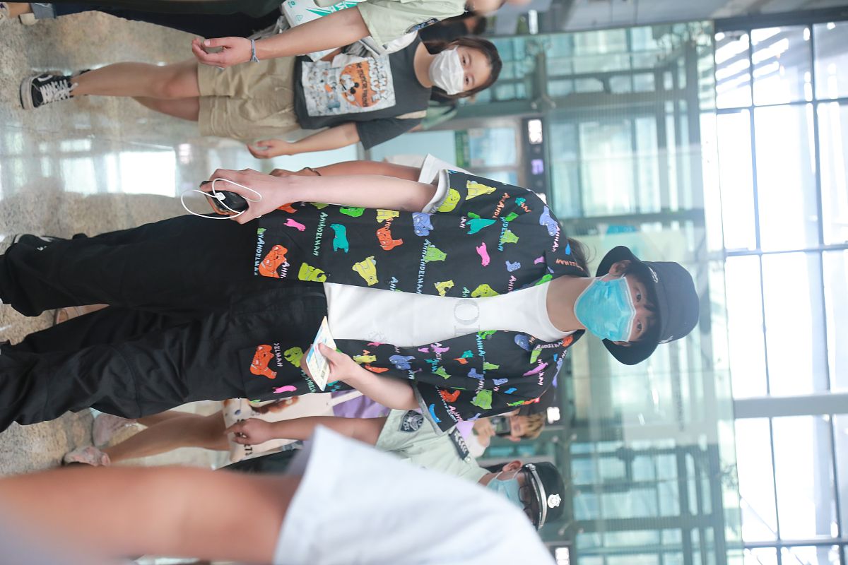 暧昧瞬间：曹磊与石凯的尴尬相遇