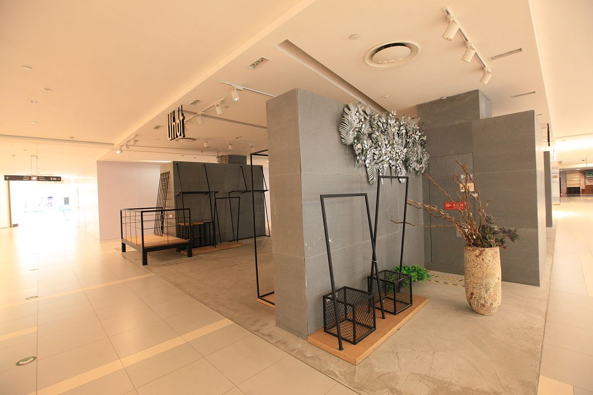 以一名装修设计师的口吻写篇1000字带与读者互动语句的：为女性打造的最佳装修设计方案——让你的店铺脱颖而出！