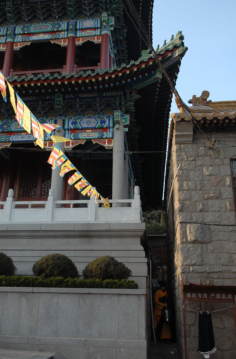 一个僧侣在寺庙间