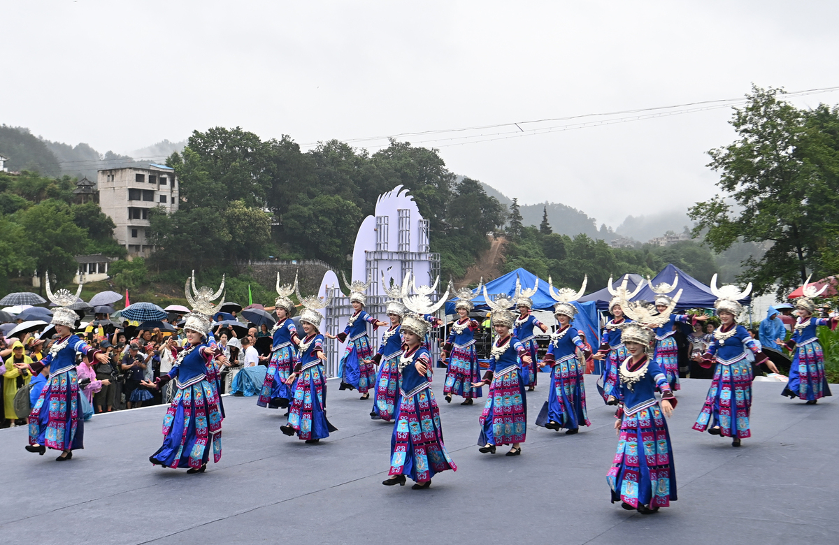 以 夏日巡游 为题写四百字自驾游记