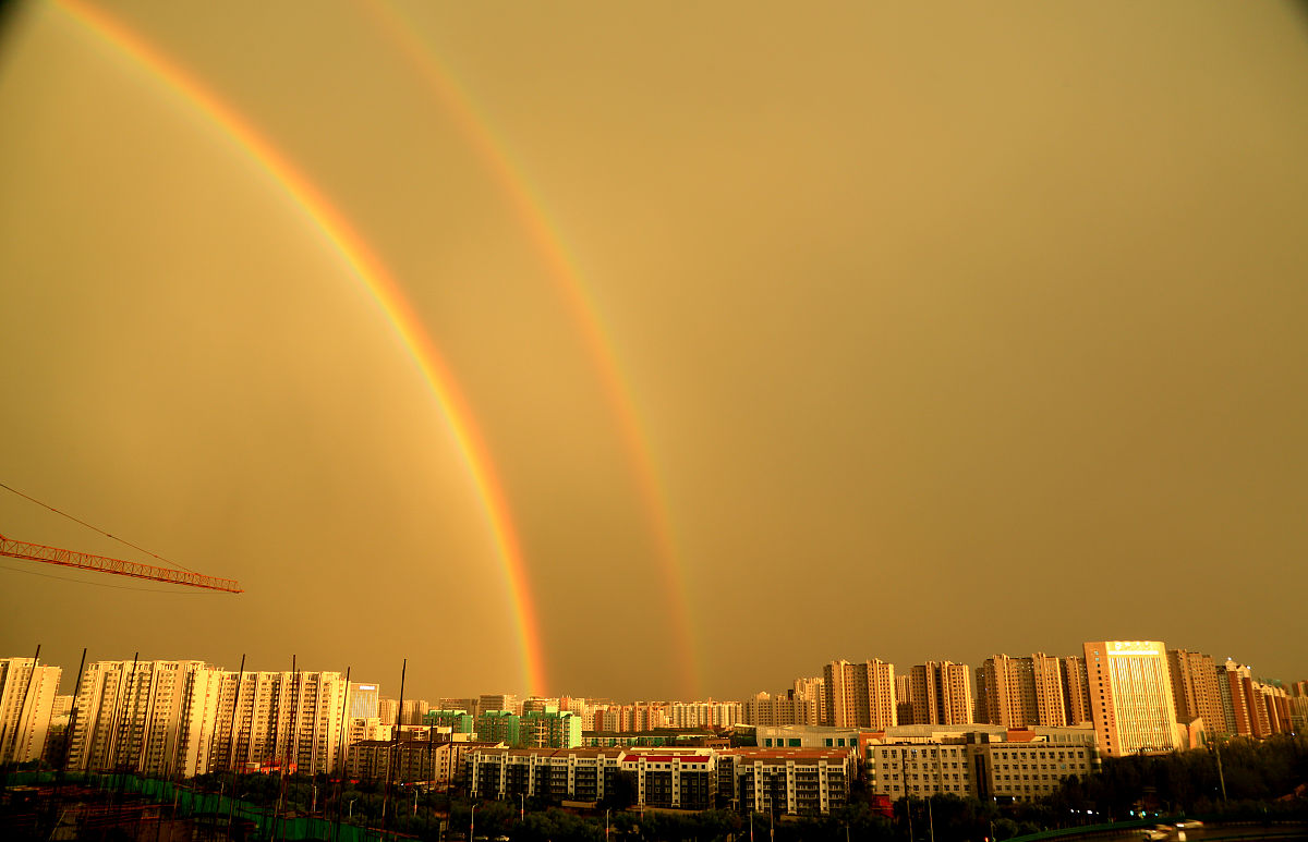 2020年6月20日傍晚,河北张家口,太阳即将落下的时候,下了一场雷阵雨,