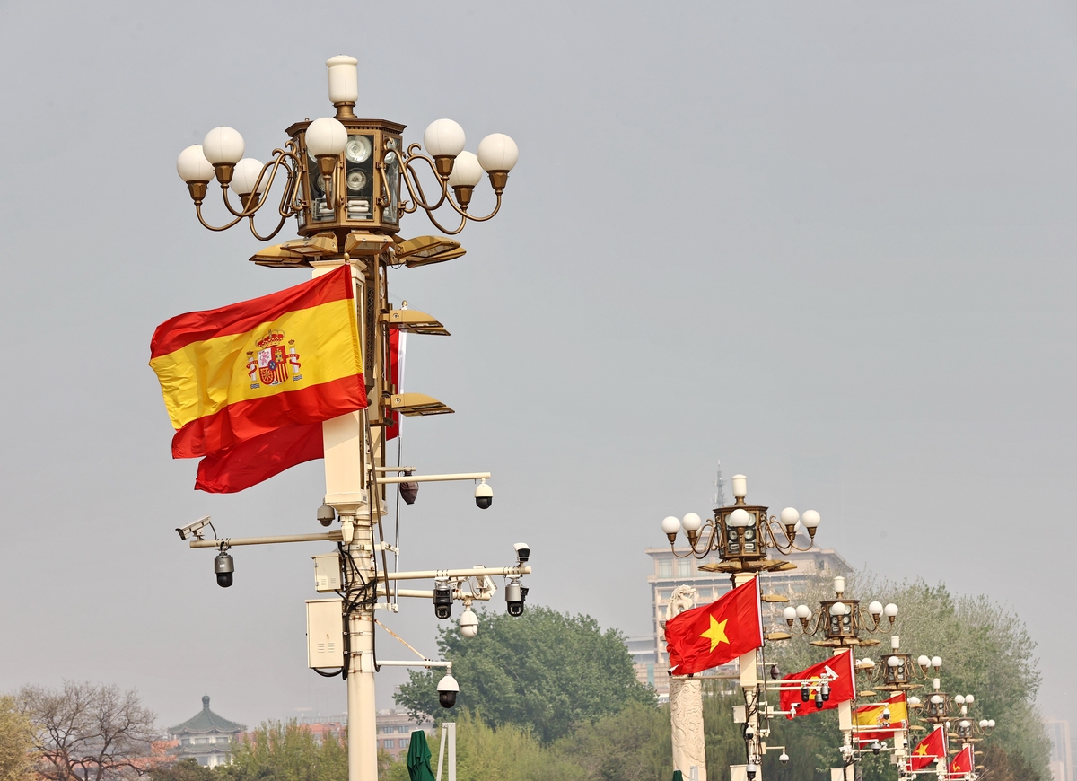 2026年4月15日,北京,天安门广场悬挂中国,西班牙,越南